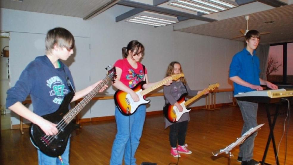 Für musikalische Unterhaltung beim Neujahrsempfang sorgte die Musik-AG der Jemgumer Carl-Goerdeler-Schule mit (von links) Kai Enno Hohnholz, Josephine-Marie Heim, Emma van Leeuwen und Jonas Timpe. © Foto: Hanken