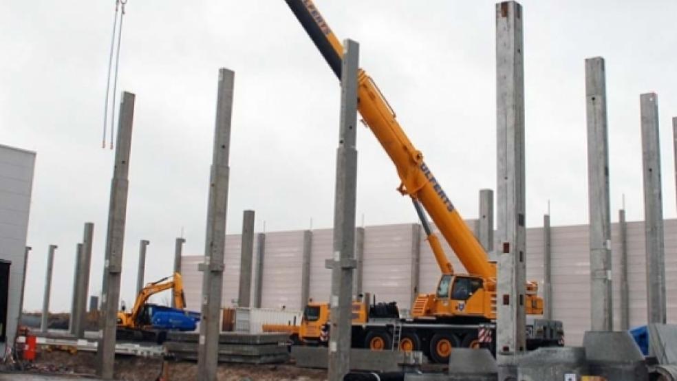 Die neue Halle für das Werk »Bunde 2« des Verpackungsherstellers Weidenhammer wächst in die Höhe. © Foto: Hoegen