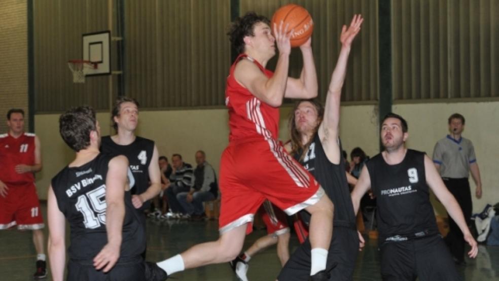 Nicht zu stoppen: Weeners Ralf Bock auf dem Weg zum Korb. © Fotos: Bruins