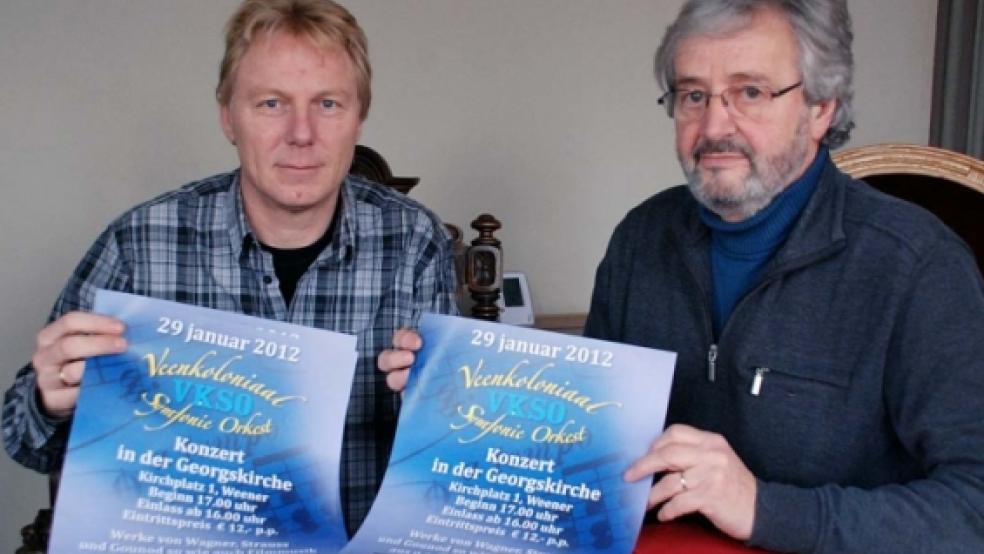 Dirigent Lubertus Leutscher (links) freut sich auf das nächste Konzert des Veenkoloniaal Symfonie Orkest in Weener. Rechts im Bild Volker Kraft von der reformierten Kirchengemeinde Weener. © Foto: VKSO