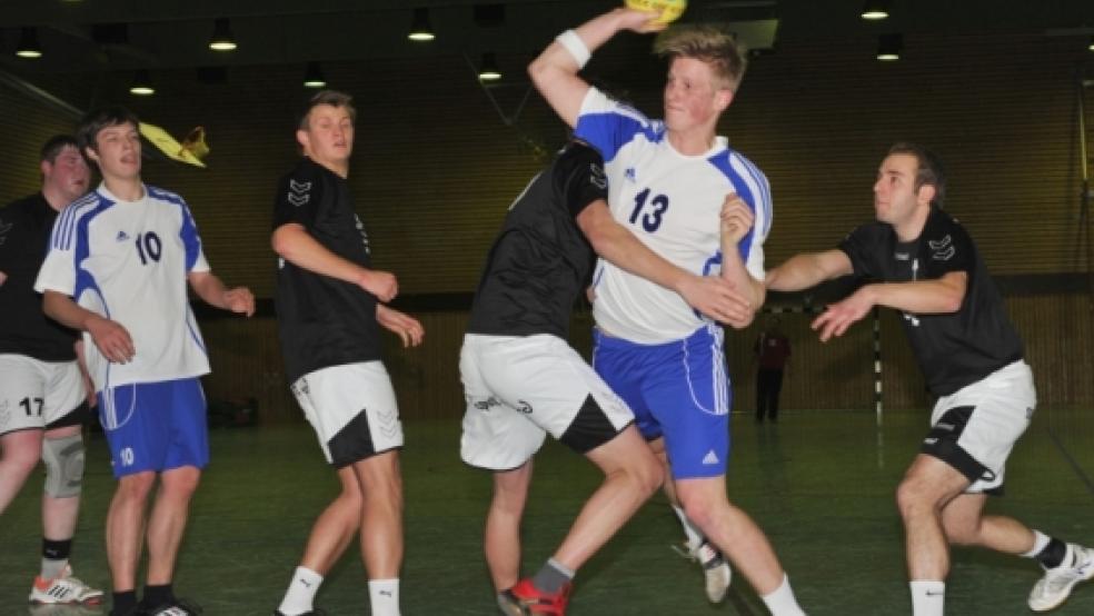 Ausgebremst wurden Heiko Jans und seine Holthuser vom VfL Rastede. Die Rheiderländer warten in der Weser-Ems-Liga weiter auf die ersten Punkte in heimischer Halle. © Foto: Bruins