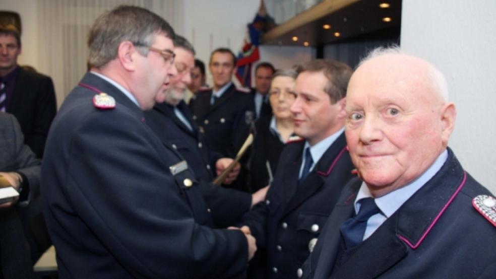 Für langjährige Mitgliedschaft von Kreisbrandmeister Theodor de Freese geehrt wurden Dieter Hilbrands (25 Jahre) und Wilhelm Theermann (60 Jahre, von links). © Fotos: Loger