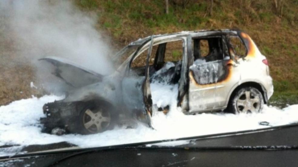 Nur ein Blechgerippe blieb von dem völlig ausgebrannten Kleinwagen übrig. © Foto: Feuerwehr