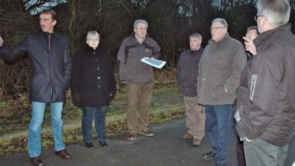 Ortstermin: Reinhard Schüür, Hildegard Hinderks (beide CDU), Bauamtsleiter Manfred Giese, Jan-Dieter Janssen (UWG), Bernhard Siemons (SPD), Bürgermeister Wilhelm Dreesmann und Karlheinz Hinderks (SPD, von links) sahen sich die Zufahrt zur landwirtschaftlichen Fläche bei der Hauptschule an der Floorenstraße in Weener an. © Foto: Szyska