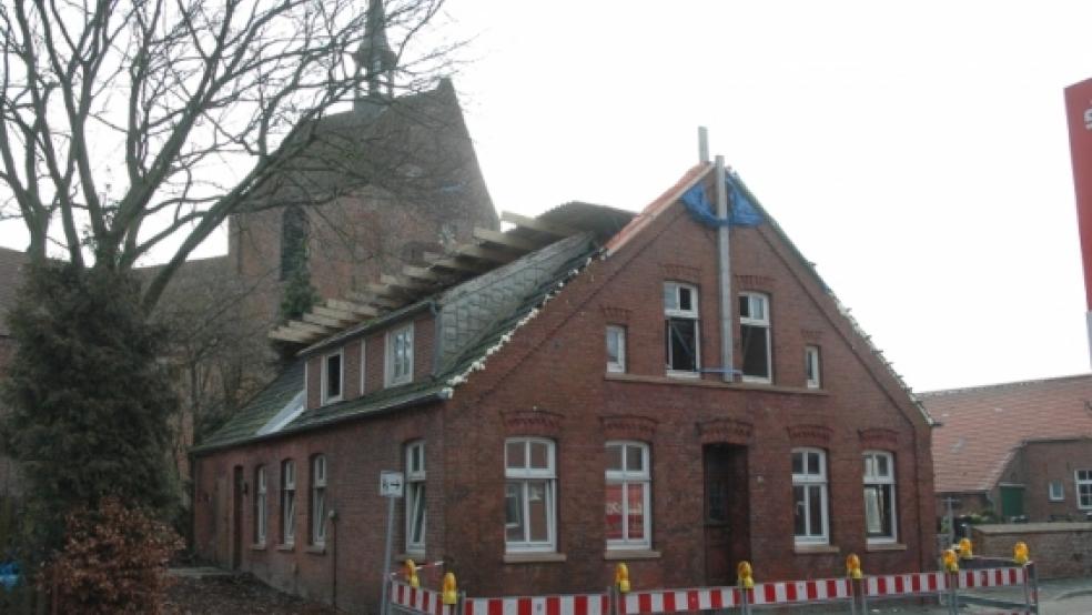 Zur Gefahrenabwehr wurde der Bürgersteig am ehemaligen Postgebäude vor der Kirche in Stapelmoor abgesperrt. Fußgänger und Radfahrer müssen deshalb auf die stark befahrene Hauptstraße (L 31) ausweichen. © Szyska