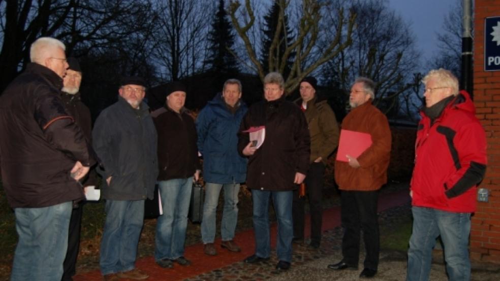 Die Mitglieder des Bau- und Wegeausschusses beraten über die Beleuchtung vor dem Rathaus in Jemgum. Für den verhinderten Konrad Kruse sprang am Donnerstagnachmittag SPD-Kollege Wilfried Voß (5. von links) ein. Mit dabei waren auch Arnold Venema (2. von links) als Gast und Tiefbau-Experte Bernhard Röskens (3. von rechts). © Nagel