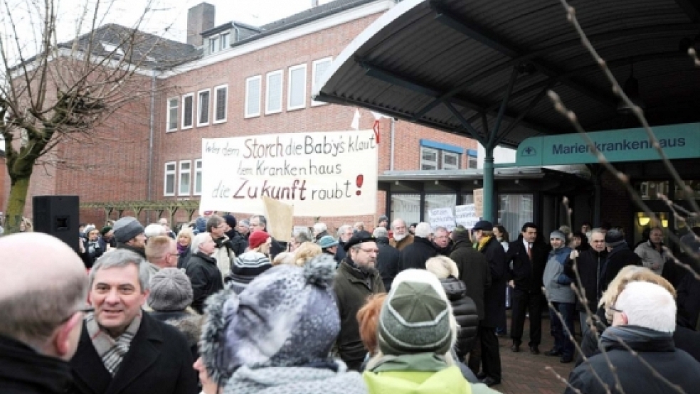 Solidarität mit der Frühchenstation: Mit Plakaten warteten die Demonstranten auf. © Foto: Hellmers
