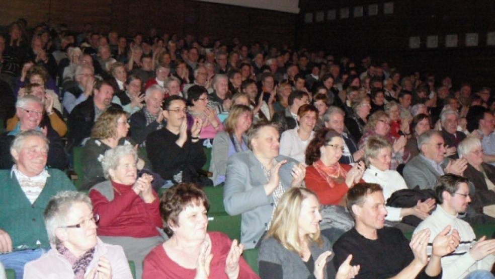 Fröhliche Gesichter und viel Applaus - das Premierenpublikum war vom »Prinzgemahl« begeistert.  © Fotos: Himstedt