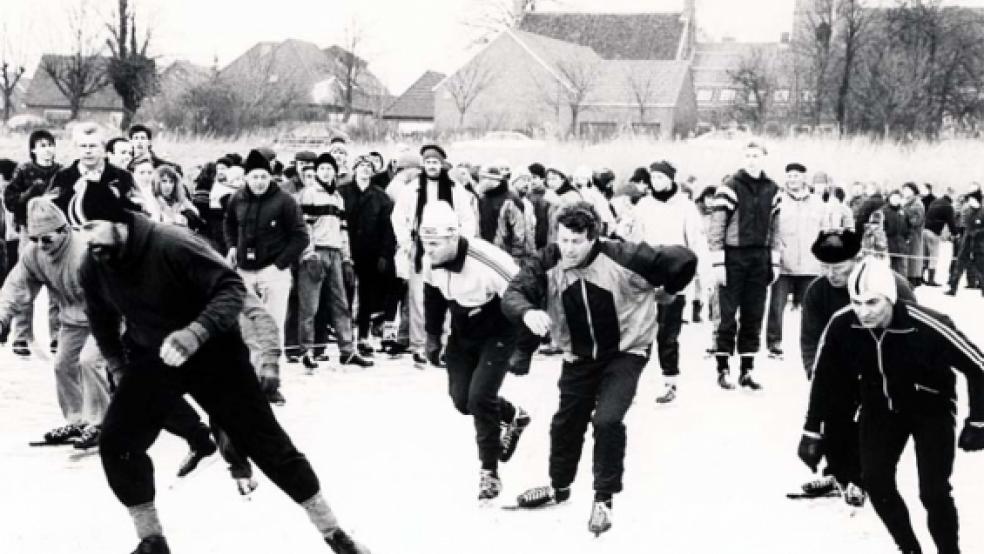 Menschenmassen säumten das Ditzumer Sieltief, als die Kufencracks aus Ditzum und Verlaat vor über 20 Jahren zum bisher letzten Mal im Eisschnelllauf gegeneinander antraten. © Foto: RZ-Archiv