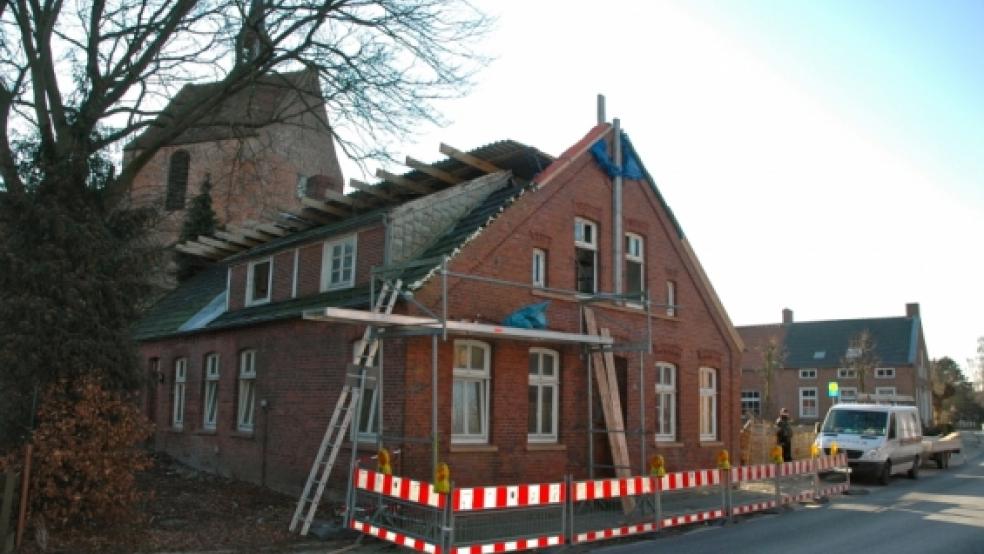 Zwei Handwerker eines Unternehmens aus Apen befestigten gestern lose Teile an der unter Denkmalschutz stehenden Brandruine in Stapelmoor. Die Arbeiten wurden durch die Leeraner Kreisbehörde angeordnet. © Foto: Szyska