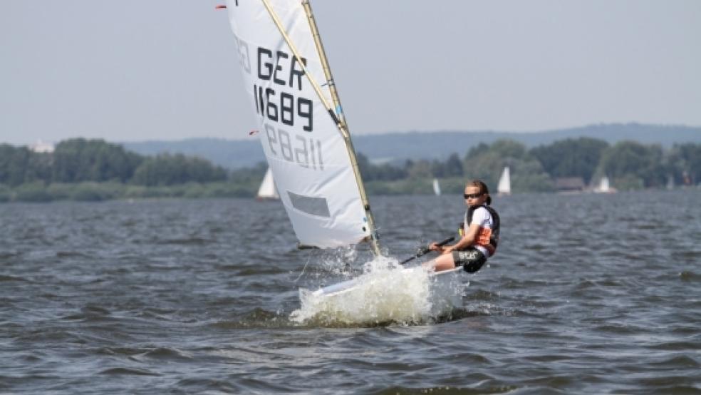 Deike Bornemann in ihrem »Opti«. Hier sitzt die elfjährige Weeneranerin aufrecht auf der Kante ihres Boots. Bläst der Wind stärker, muss sich die Jungseglerin sich nahezu waagerecht über den Wellen zurücklehnen. © Foto: privat