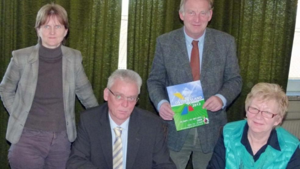 Blick nach vorn: Martina Salie vom Stadtmarketing, Haug-Inhaber Martin Vorwerk, Bürgermeister Wolfgang Kellner und Hedwig Eichfeld präsentierten die 34. Ostfrieslandschau in Leer. © Fotos: Fischer 