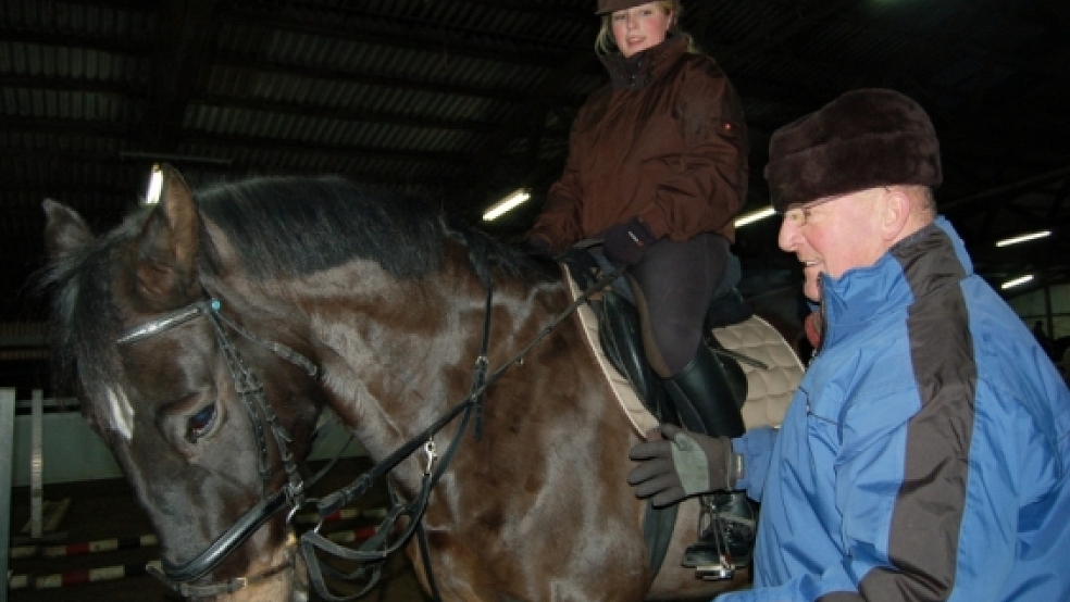 Auf Tuchfühlung mit Pferd und Reiterin Christina Rumpf geht Trainer Jan Burema in dieser Situation. Reiter und Trainer waren in Bunderhee mit viel Eifer im Einsatz.  © Foto: Nagel