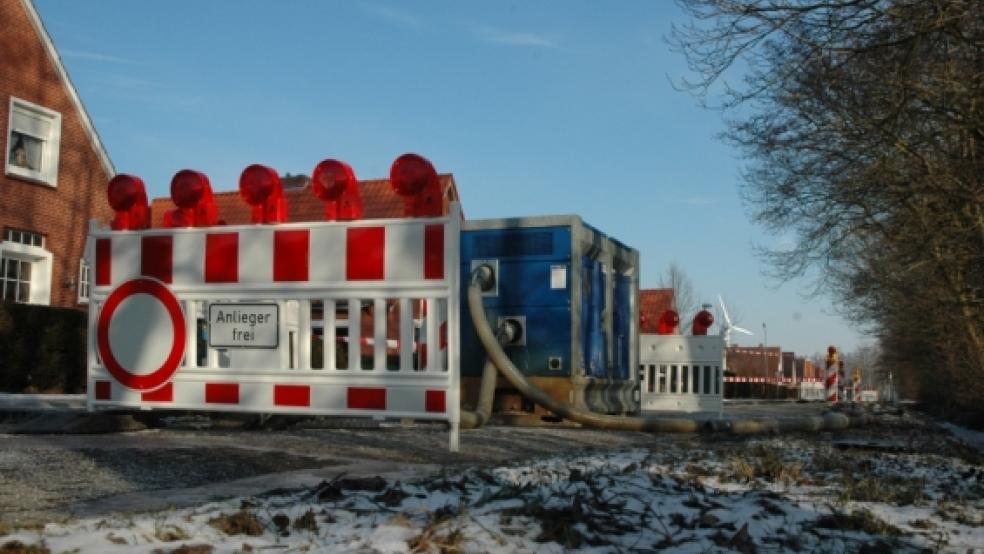 Weil die Spülschläuche nach kurzer Zeit eingefroren waren, musste der Einsatz eines Spülwagens auf der Königsberger Straße in Weener gestern zunächst abgebrochen werden. Erst ein beheizter Spülwagen aus dem Kreis Cloppenburg konnte Abhilfe schaffen. Foto: Szyska © 