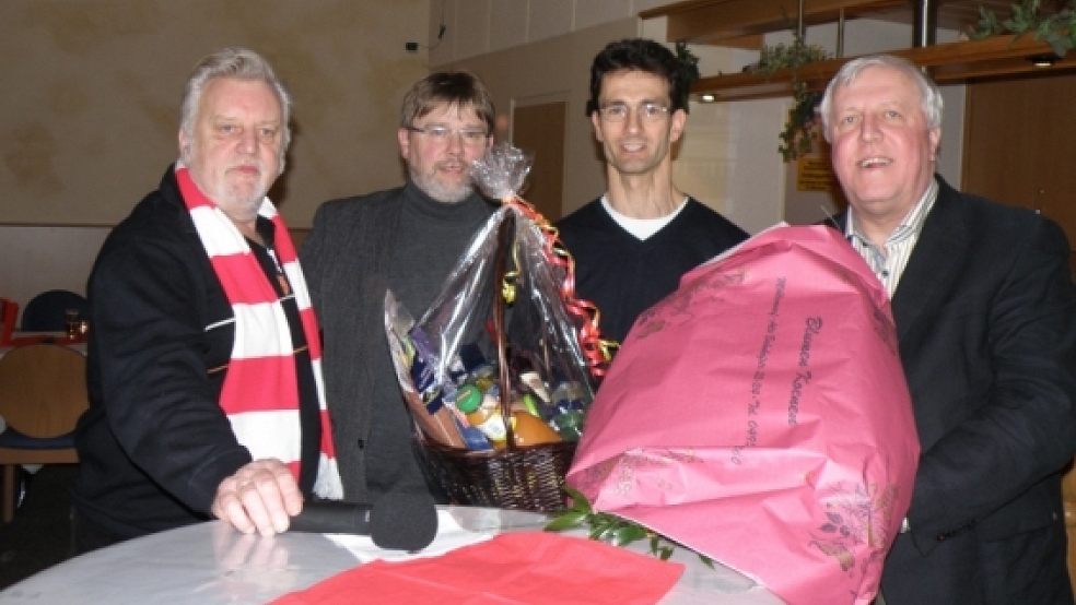 Fußballer des Jahres Lothar Brandt (2. von rechts) bei der Ehrung mit Fußballabteilungsleiter Hilli Hilbrands (links), TV-Vorsitzendem Wilhelm Timmer (2. von links) und Pressewart Gerold van Hoorn (rechts). © Foto: Borchers