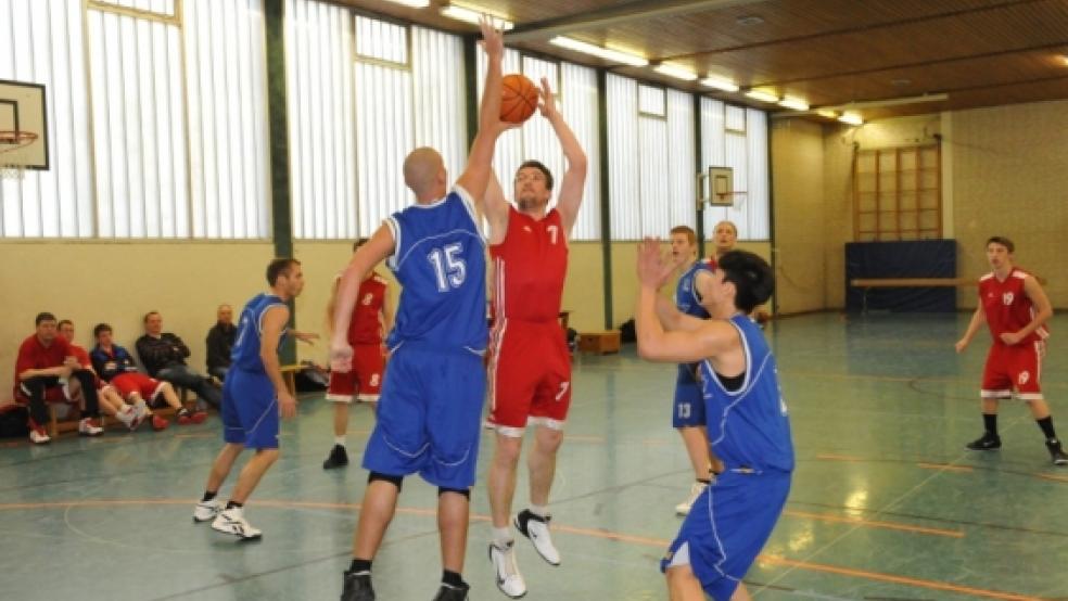 Am Emder Block hängen geblieben sind die Basketballer des TuS Weener. Sie verloren ihr Heimspiel 61:68. © Foto: Bruins