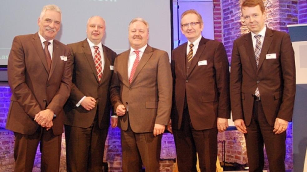 Gemeinsam mit dem neuen IHK-Präsidenten Diplom-Ingenieur Wilhelm-Alfred Brüning (links) verabschiedeten Wirtschaftsminister Jörg Bode, Landtagspräsident Hermann Dinkla und IHK-Geschäftsführer Dr. Torsten Slink (von links) den scheidenden Präsidenten Manfred Wendt im Rahmen einer Feierstunde. © Fotos: Jansen