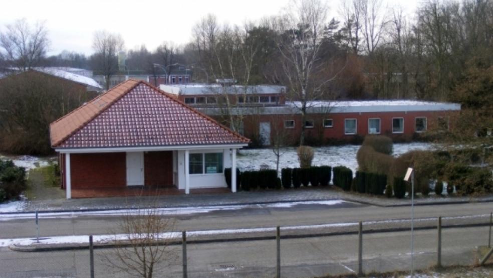 Die Wache (links) und das Feuerwehrgebäude (rechts dahinter) des ehemaligen Gerätedepots der Bundeswehr in Weener bietet der niederländische Eigentümer derzeit über einen Immobilienmakler zum Verkauf an. © Foto: Szyska