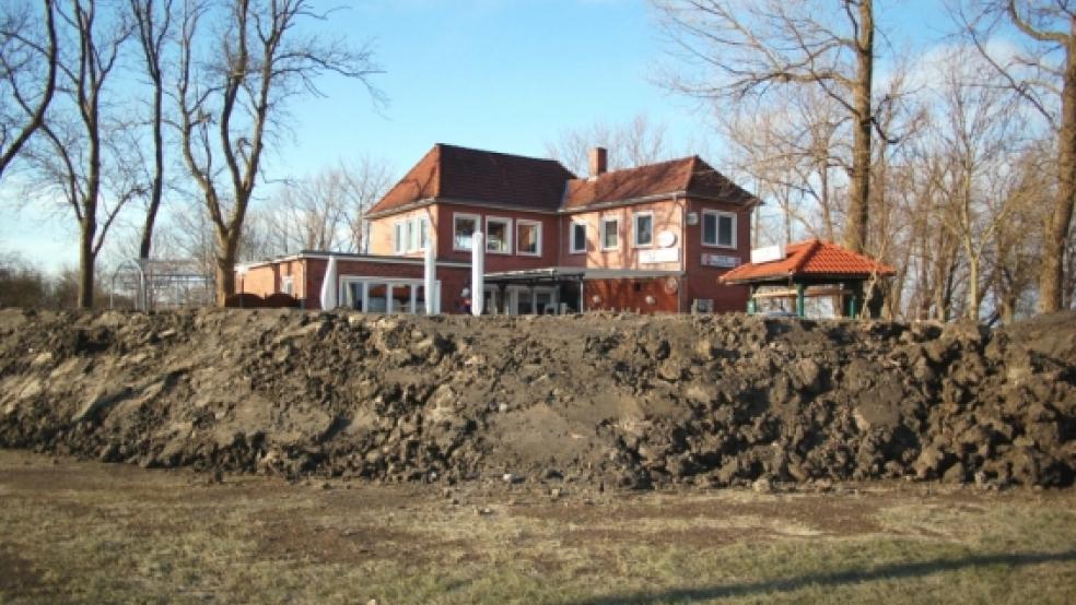 Ein Ring aus Sand soll künftig das »Luv up«-Heim am Jemgumer Emsufer vor Hochwasser schützen. Noch ist die Anlage ein Provisorium. Mitglieder des Seglervereins wollen sie bei besserem Wetter ausbauen. © Foto: Jansen