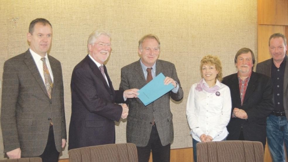 Bei der Übergabe von links nach rechts: Peter Heide, Dieter Einsiedel (beide Einsiedel & Partner), Bürgermeister Wolfgang Kellner, Natalie Bär vom Bauordnungsamt der Stadt Leer, Architekt Richard Kruza und Timo von Bronk (Einsiedel & Partner). © Foto: Stadt Leer