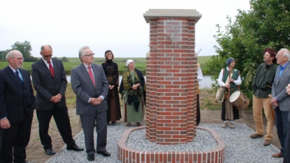 Wird aufgestockt: Das Flut-Denkmal in Pogum (hier bei der Einweihung im Jahre 2009) erhält einen Aufsatz in Form einer stählernen Windfahne, die an die Sturmflut 1962 erinnert.  © Foto: RZ-Archiv