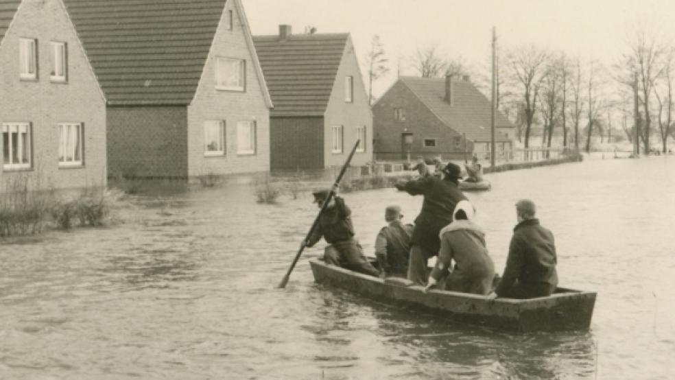 »Land unter« in der Reiherstraße in Völlen: Bundeswehrsoldaten retten Bewohner aus ihren Häusern. © Foto: EZ-Archiv