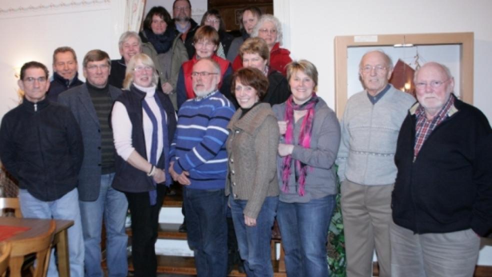 Nach der Hauptversammlung stellten sich die Mitglieder der Elterninitiative »Kinder aus Tschernobyl« im Sielhus zum Gruppenfoto auf. © Foto: Goeman