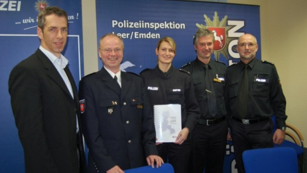 Sind zufrieden mit der Polizeiarbeit des Jahres 2011: (von links) Martin Lammers (Leiter des Zentralen Kriminaldienstes), Polizeidirektor Johannes Lind, Pressesprecherin Angelika Grüter, Christoph Esper (Leiter der Borkumer Polizeidienststelle) und Polizeihauptkommissar Lutz Schmeier. Foto: Nagel © Foto: Nagel