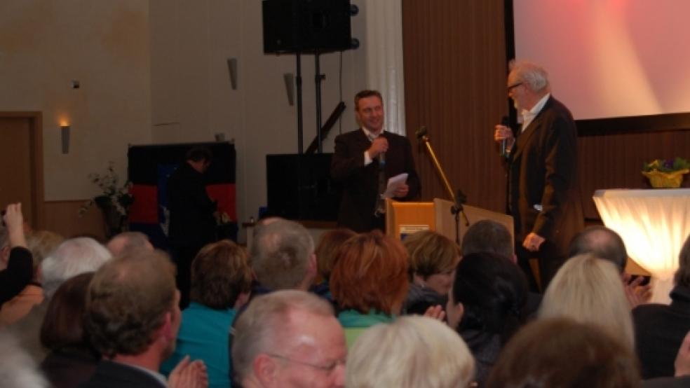 Spannung und viel Beifall schon vor dem Film: Moderator Kai-Uwe Hanken (links) im Gespräch mit Hans-Erich Viet. Auch Zeitzeugin Alide Markus (kleines Bild) erzählte kurz von ihren Sturmflut-Erlebnissen vor 50 Jahren.  © Foto: Nagel