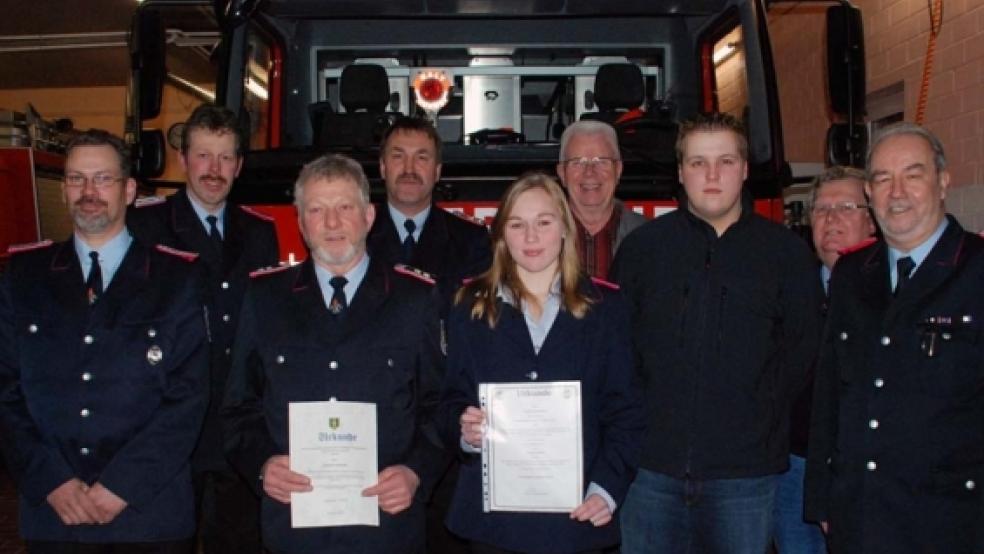 Abschied und Anfang mit Urkunde: Während Hinrich Denekas sich vom aktiven Dienst verabschiedete, begann Frauke Batterham ihre Feuerwehrlaufbahn mit der Ernennung zur Feuerwehrfrau. Außerdem auf unserem Foto (von links): Ortsbrandmeister Wilhelm Pruin und sein Stellvertreter Gerold Foget, stellvertretender Gemeindebrandmeister Jan Hilbrands, Johann Duin (Ortsvorsteher Ditzum und stellvertretender Bürgermeister), Ludwig van Vlyten (Ortsvorsteher Nendorp), Luitpold Handwerker (Verwaltungs-Stellvertreter des Bürgermeisters) und Gemeindebrandmeister Friedrich Schmidt. © Foto: Kuper