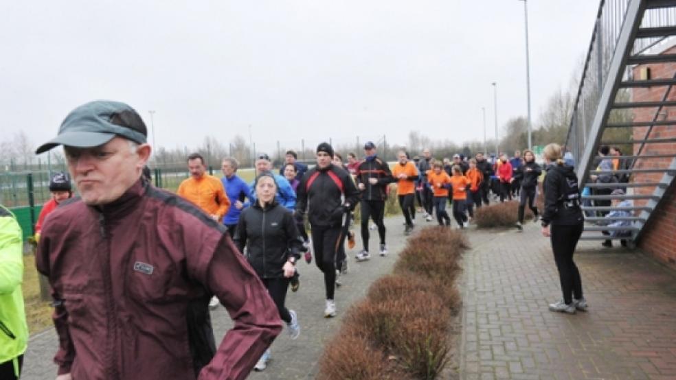 Start am Jemgumer Vereinsheim: Die meisten Sportler gingen um 13 Uhr auf die Strecke. © 