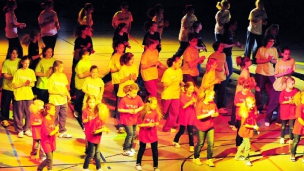 Mit über 50 Jugendlichen machte die Gruppe »Dance 2U« aus Bunde einen imposanten Eindruck in der Sparkassenarena in Aurich. © Fotos: Gleich