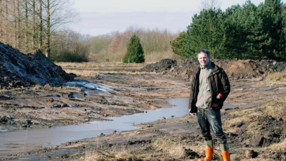 Direkt am Kunsthaus entsteht eines der vier künstlichen Flachgewässer, die der NABU im Hessepark anlegt. Geschäftsführer Michael Steven überwachte gestern die Arbeiten. Er hatte am Vormittag auch zum freiwilligen Arbeitseinsatz im Park aufgerufen. © Foto: Hoegen