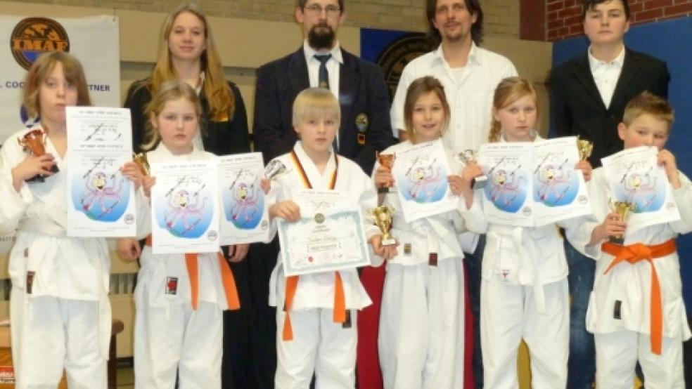 Die jungen Karateka und ihre Betreuer nach dem internationalen Wettkampf. © Foto: privat