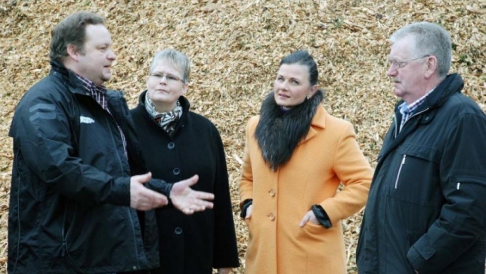 Stellte seinen Betrieb vor: Friedhelm Borde (links) im Gespräch mit Hildegard Hinderks und der CDU-Bundestagsabgeordneten Gitta Connemann (zweite von rechts). Rechts CDU-Ratsherr Broer Wübbena-Mecima. © Foto: Hoegen