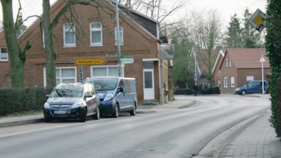 Ortstermin der SPD Stapelmoor-Oberrheiderland: Blick aus der Kurve zum geplanten Ampelstandort (Menschengruppe auf dem Bürgersteig) - aus Sicht der SPD ein völlig ungefährlicher Standort. Allerdings wurde vom Bürgersteig aus fotografiert. © Foto: privat