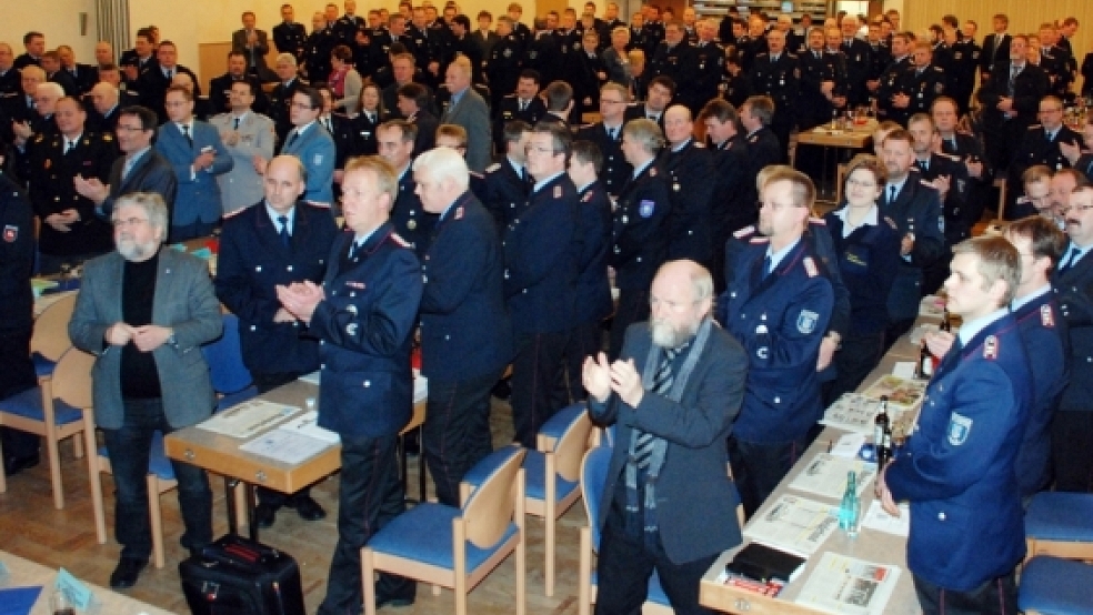 Mehr als 200 Gemeinde- und Ortsbrandmeister sowie zahlreiche Gäste erhoben sich von ihren Plätzen bei der Ehrung langjähriger Mitglieder. © Fotos: Kuper