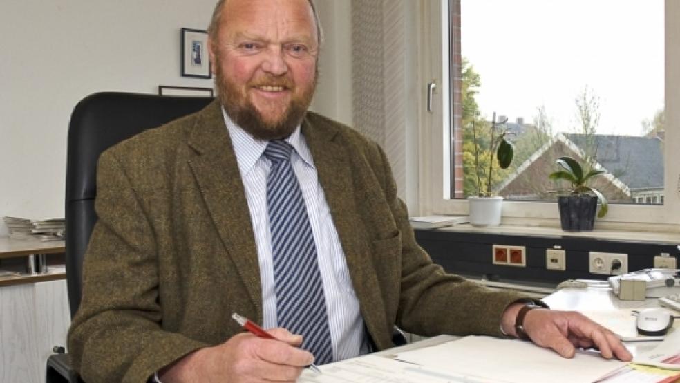 Der Schreibtisch von Rudolf Sievers (links) wird ab 1. Oktober in Leer stehen. Dort räumt Christiane Fern (rechts) ihr Büro. Wohin ihr Weg führt, steht noch nicht fest. © Fotos: RZ-Archiv