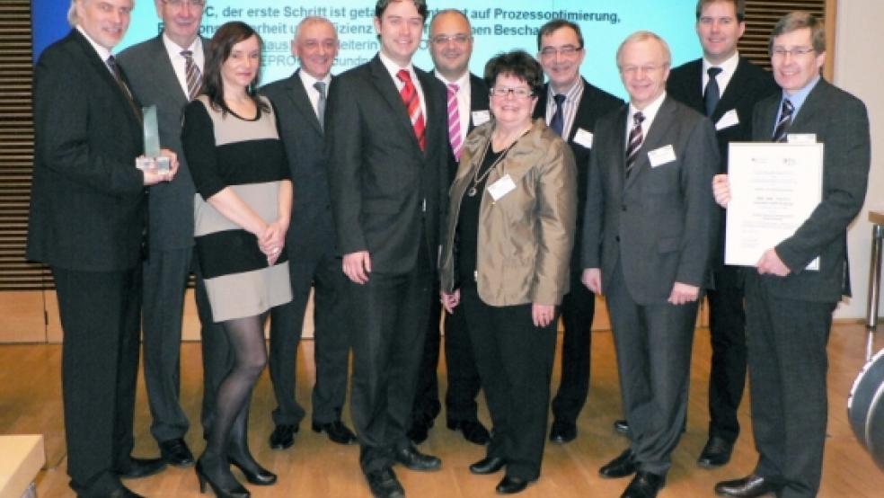 Bei der Preisübergabe in Berlin war der Landkreis Leer mit Klaus Anneken (Abfallwirtschaftsbetrieb), den Politikern Keno Borde und Hedwig Pruin, dem Ersten Kreisrat Rüdiger Reske, Landrat Bernhard Bramlage, Sven Steinigeweg (Hochschule Emden/Leer) und Hans-Peter Körte (Abfallwirtschaftsbetrieb) vertreten. © Foto: Landkreis Leer