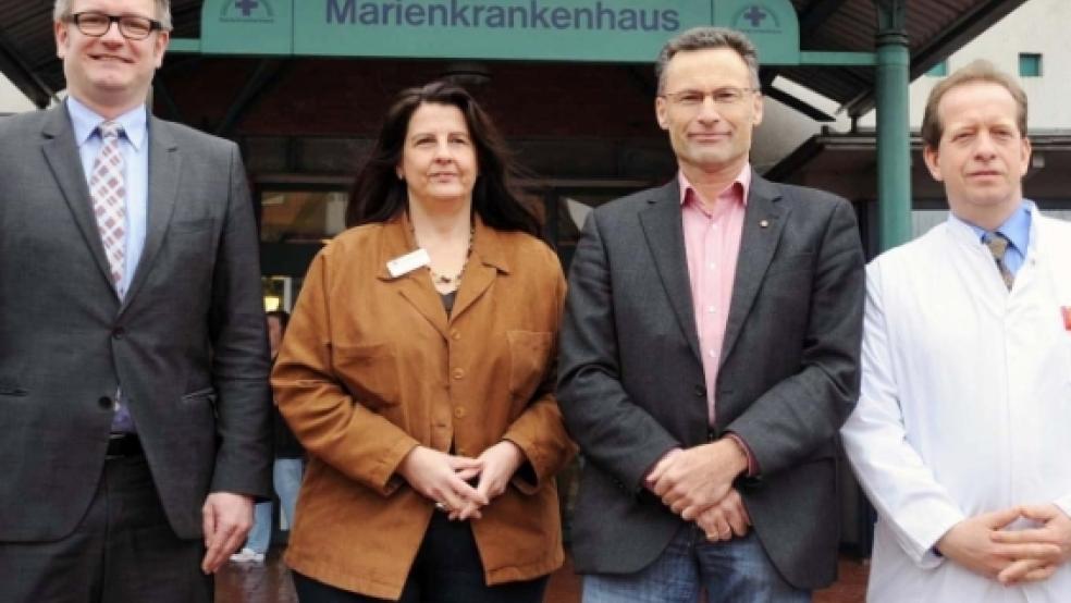 Führungsquartett: Die interdisziplinäre Krankenhaus-Betriebsleitung bilden (von links) Geschäftsführer Matthias Bitter, Pflegedirektorin Marita Bäcker sowie die neue Ärztliche Direktion, Dr. Filip Caby und Dr. Thomas Klapperich. © Foto: Schade