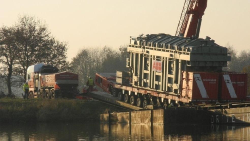 Ein Trafotransport per Schiffsponton: Morgen wird auch an der NATO-Rampe in Bingum eine Schwimmplattform mit einem 380 Tonnen schweren Transformator erwartet. Diess Bild enstand Ende November 2011 bei einem Trafo-Transport nach Rhede für das dortige »DorWin1«-Konverterprojekt. © Foto: TenneT