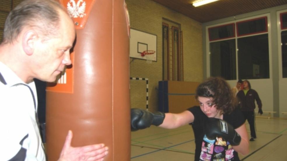 Fliegende Fäuste: Weser-Ems-Meisterin Berivan Saracoglu verfeinert ihre Schlagtechnik mit Trainer Bernhard Westmark. © Fotos: Nagel