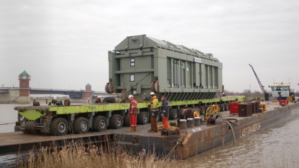 Ankunft in Bingum: Am späten Freitagmorgen kam der 380 Tonnen schwere Transformator am Fähranleger in Bingum an.  © Foto: Jansen