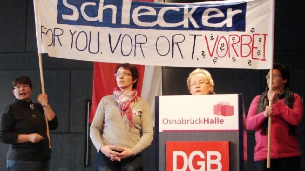 »For You – Vor Ort – Vorbei?« Auf keinen Fall. Die Schlecker-Betriebsrätinnen Maria Böhm (zweite von links) und Andrea Davies (dritte von links) betonten gestern in Osnabrück, dass sie um jeden Arbeitsplatz bei Schlecker kämpfen werden. © Foto: E. Popken