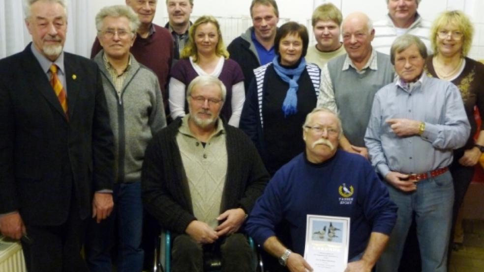 Bei der Meisterehrung, von links: Vorsitzender Detert Feddinga, Adolf Tritthardt, Dirk de Beer, Johann Rumpf junior, Evira und Rolf Nieland, Gerda Eeten, Frank Gerdes, Jan Smid, Hermann Tirrel, Tjark Janssen und Eva Flemming. Vorn sitzend Gerhard Baumfalk und Hans Flemming. © Foto: privat