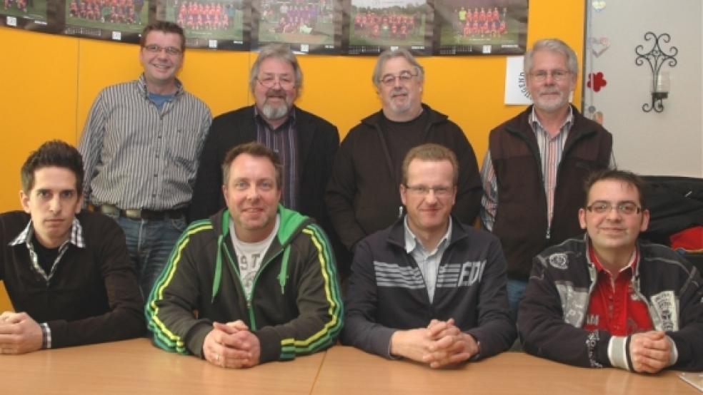 Der Vorstand des Jugendfördervereins Oberrheiderland mit (stehend von links) Wessel Schulte, Egge Mansholt, René Bevers, Renhard Roelfsema, (sitzend von links) Gerard Bevers, Hartmut Wiegmann, Andreas Sinningen und Hans-Joachim Groen. © Foto: Mentrup