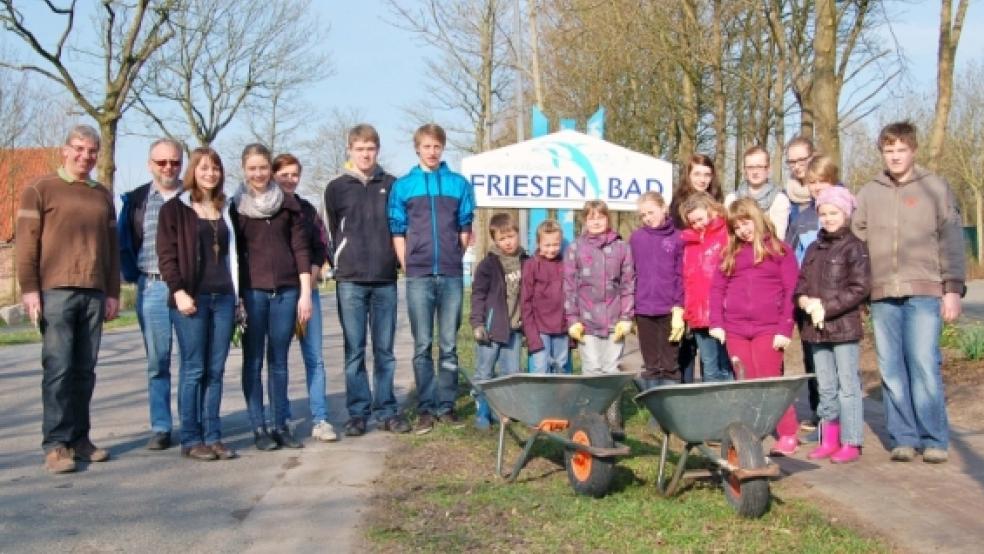 Rund um das Friesenbad und dem »Monte Teichmann« haben Kinder und Jugendliche der DLRG-Ortsgruppe Weener unter der Leitung von Erhard Watermann und Günter Lünemann fleißig angepackt. © Fotos: Szyska/Rand/Privat