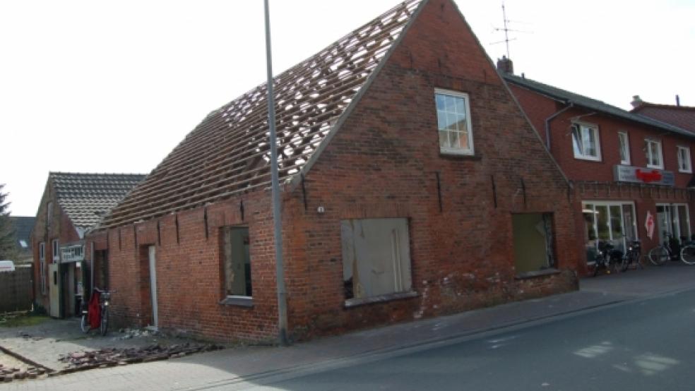 Zum Abriss vorbereitet: In dem Haus Nummer 31 an der Süderstraße wurden Dachpfannen herunter und Fenster heraus genommen. In der nächsten Woche, geplant ist am Montag, soll das Gebäude abgerissen werden. © Foto: Nagel