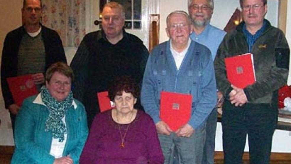 Den Jubilaren (von links mit rotem Buch) Martin Sinning, Ewald Schmidt, Annemarie Wübbens, Anneus Zuidema und Ewald Bronn gratulierten Bezirksvorsitzende Johanne Modder und Ortsvereinsvorsitzender Diedrich Janßen  © Foto: privat