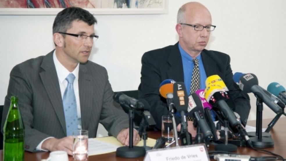 Betretene Mienen: Polizei- Vizepräsident Friedo de Vries (links) und Pressesprecher An­dreas Wenk mussten gestern auf einer Pressekonferenz in Osnabrück von schweren Versäumnissen berichten. © Foto: Egmont Seiler